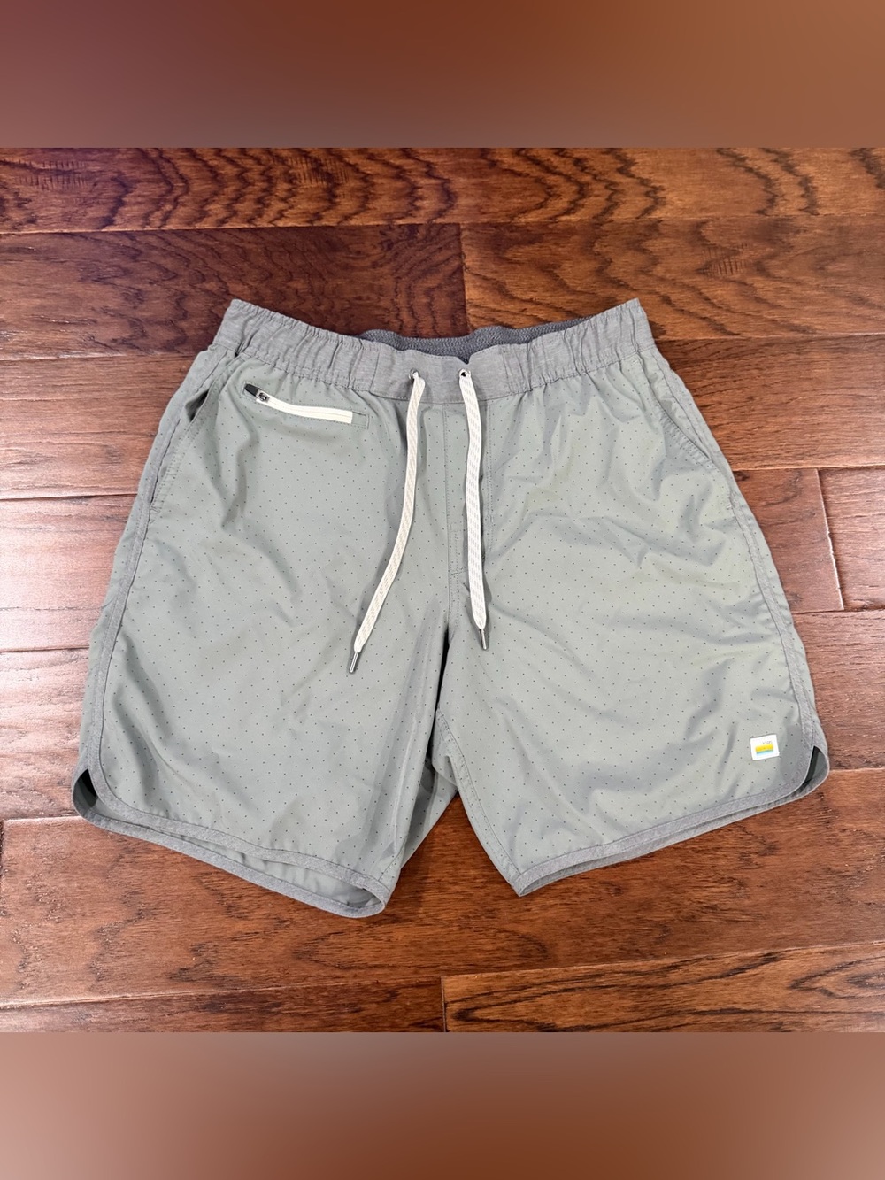 Vuori Banks Shorts Men’s Medium Gray Dot 7” Unlined Athletic Casual Workout